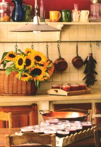 La cuisine a gardé sa vaisselle de faïence, ses casseroles de cuivre et ses carreaux couleur soleil