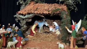 Crèche provençale traditionnelle : La nativité Crèche provençale traditionnelle : La nativité