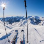 Skier au soleil pour une glisse détendue